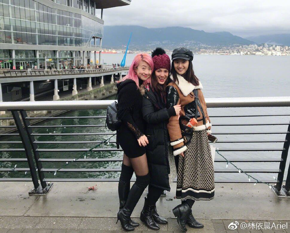 林依晨以啡色毛毛大褸配襯黑白長裙 林依晨以啡色毛毛大褸配襯黑白長裙