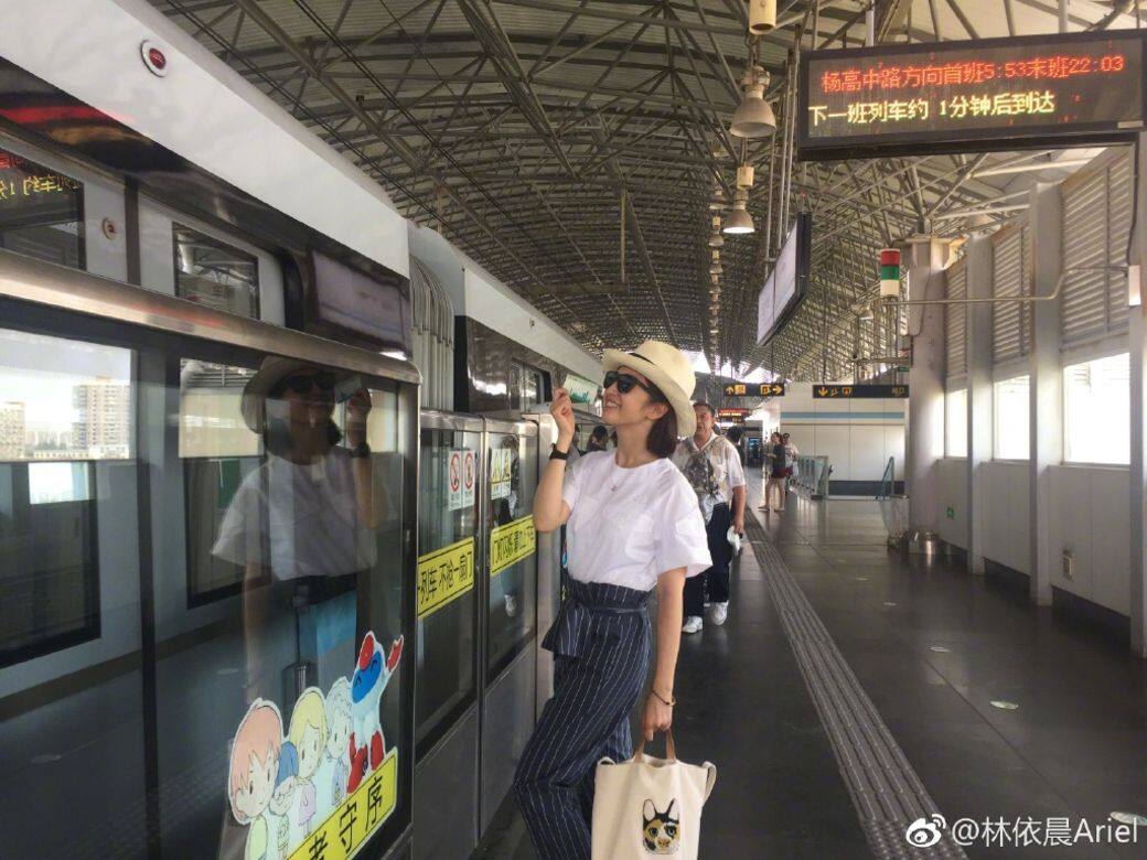 圓邊草帽洋溢著渡假氣息 圓邊草帽洋溢著渡假氣息
