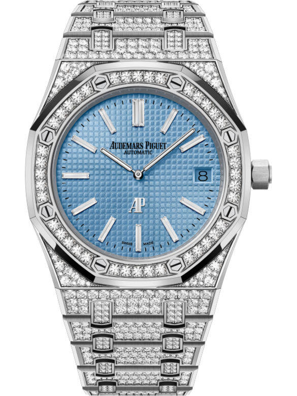 Royal Oak「Jumbo」超薄腕錶的18K白金錶殼，錶帶鑲滿1102顆明亮式切割美鑽，與淺藍