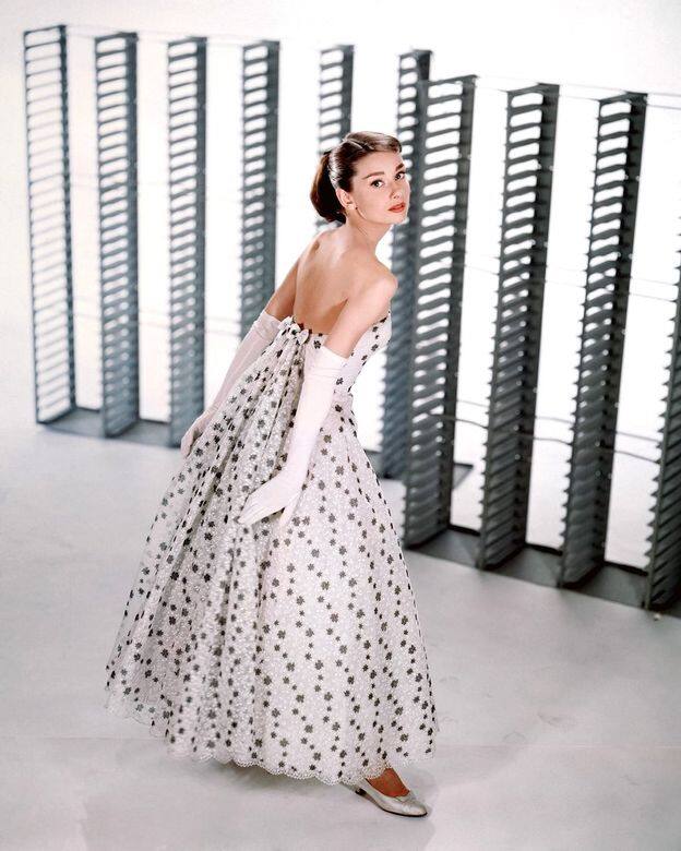 在1957年的電影「Funny Face」內，柯德利夏萍穿上多套Givenchy服裝，要數其中一個經典造