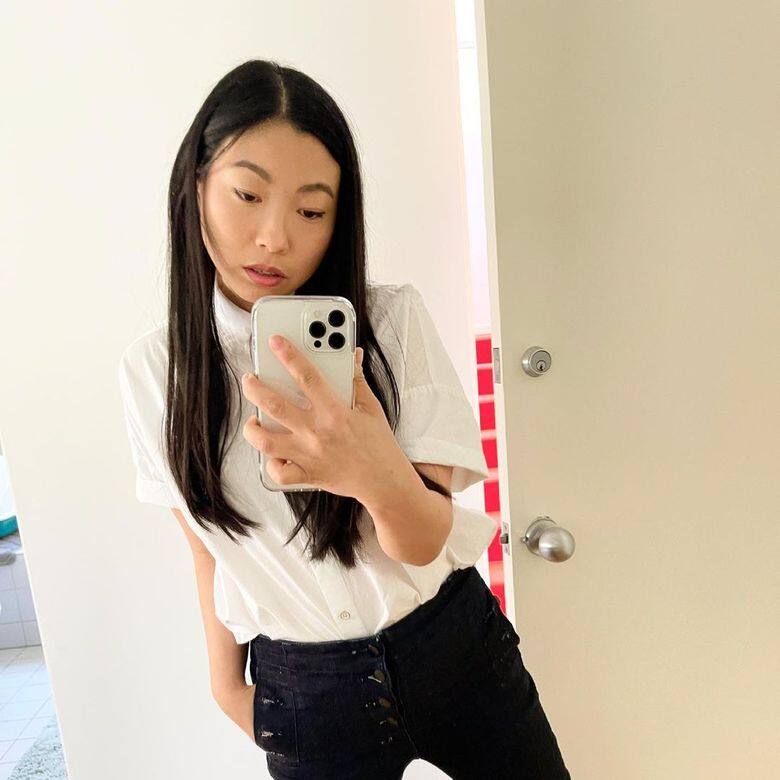 Awkwafina私下的穿搭幾乎沒有華麗花俏的點綴,一件白色短袖恤衫配搭黑色牛 Awkwafina私下的穿搭幾乎沒有華麗花俏的點綴,一件白色短袖恤衫配搭黑色牛