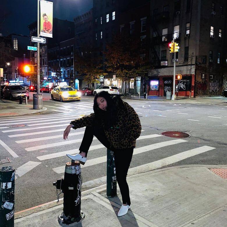 雖然受到外貌抨擊,但Awkwafina依然勇敢做自己,她私下的穿搭走率性和俏皮的 雖然受到外貌抨擊,但Awkwafina依然勇敢做自己,她私下的穿搭走率性和俏皮的