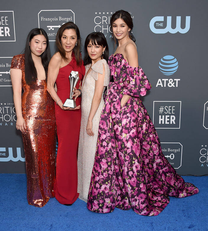 另一套同年推出的電影《Crazy Rich Asians》,Awkwafina成為搞笑擔當,幽默的演出令人留下深 另一套同年推出的電影《Crazy Rich Asians》,Awkwafina成為搞笑擔當,幽默的演出令人留下深
