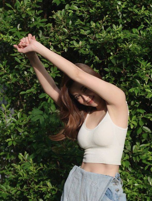 女神必備的素色小背心,除了超百搭、襯什麼單品都不會出錯外,貼身的版 女神必備的素色小背心,除了超百搭、襯什麼單品都不會出錯外,貼身的版