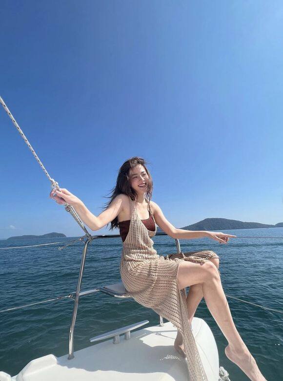 翻看Baifern的Instagram都不難找到這些渡假風的長裙造型,垂墜的裙擺為造型增添 翻看Baifern的Instagram都不難找到這些渡假風的長裙造型,垂墜的裙擺為造型增添