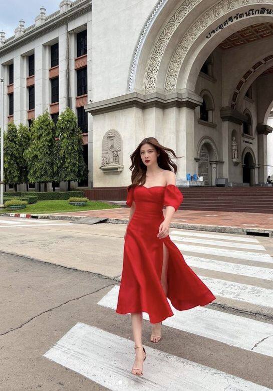 女生衣櫥裡必備一兩件禮服裙裝,這天Baifern出席隆重場合,選了這件紅色平 女生衣櫥裡必備一兩件禮服裙裝,這天Baifern出席隆重場合,選了這件紅色平