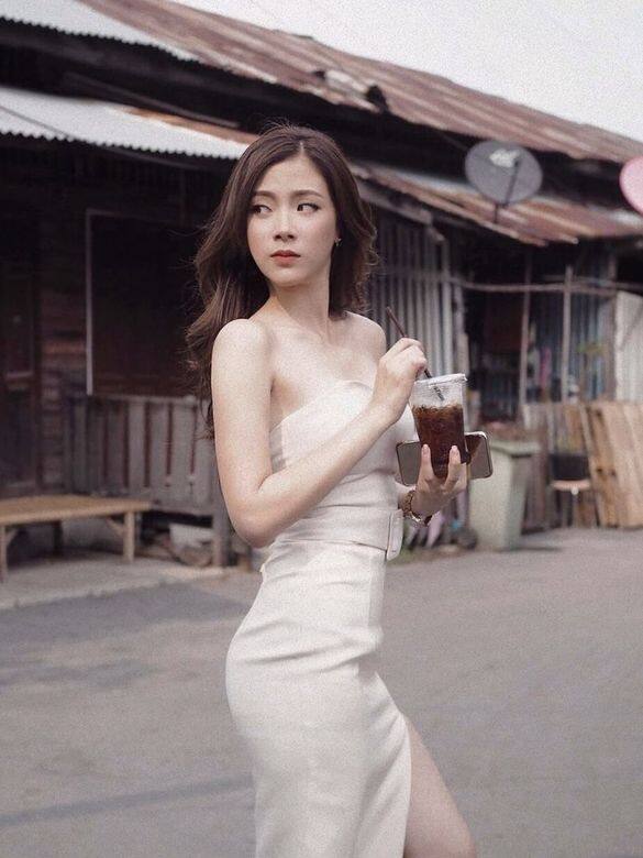 Baifern穿起這套露肩洋裝,露出性感鎖骨,讓她看起來更具魅力!Photo:https://www.instagram.com/p Baifern穿起這套露肩洋裝,露出性感鎖骨,讓她看起來更具魅力!Photo:https://www.instagram.com/p