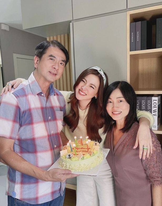 Baifern於1992年出生,擁有四分之一的華人血統。她從小就是位高材生,大學時主 Baifern於1992年出生,擁有四分之一的華人血統。她從小就是位高材生,大學時主