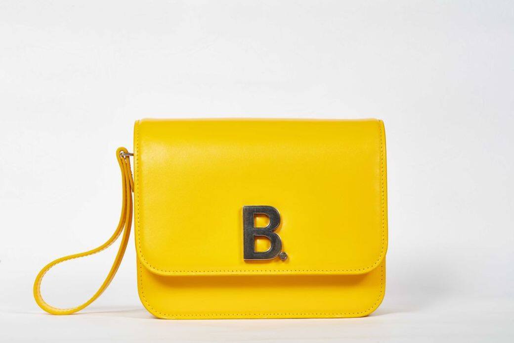 鮮黃色款也是2020早春新色，飽和又漂亮的顏色整個質感滿分。Balenciaga B. bag（S Size