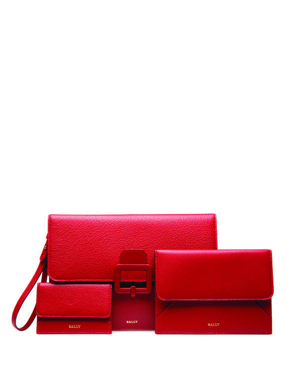 系列中，三款Jharis手袋以明亮高貴的紅色面世，搭配品牌經典的Janelle方型扣開
