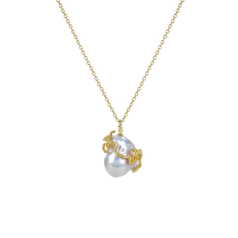 若果喜歡簡約設計的珍珠頸鏈，可考慮珍珠吊墜頸鏈。英國首飾品牌Deborah Blyth