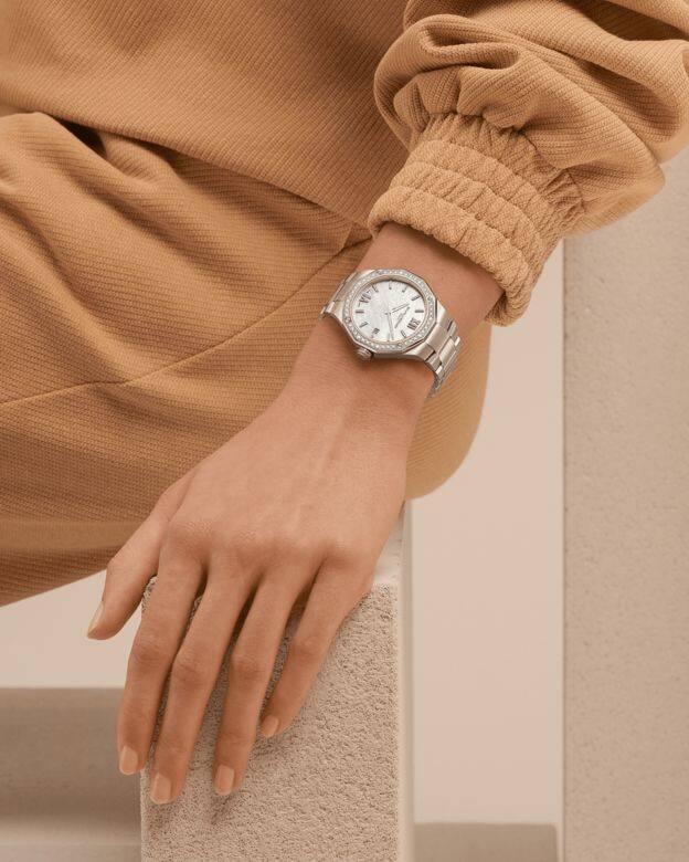 名士於 2022 年也推出另一款超具女性魅力的利維拉腕錶,直徑也是 36 毫米