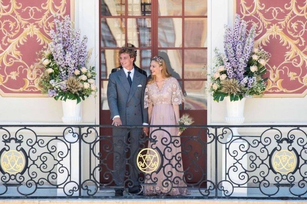 Beatrice Borromeo的家族是意大利的世襲貴族家庭,爸爸承襲伯爵爵銜。她還有三個同 Beatrice Borromeo的家族是意大利的世襲貴族家庭,爸爸承襲伯爵爵銜。她還有三個同