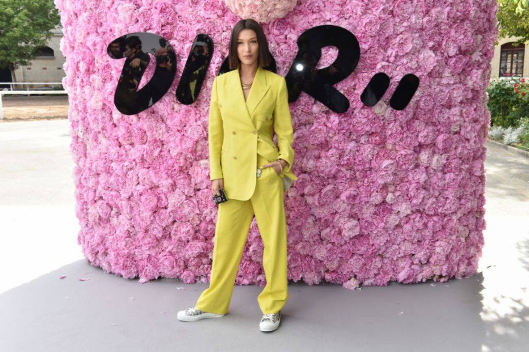 Bella繼續玩「monochrome」單色潮出席Dior的巴黎時裝騷，她身穿螢光黃西裝以及塗上鮮
