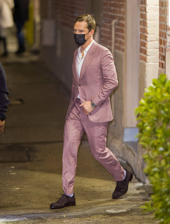 作為一本男士西裝穿搭的教科書，Benedict Cumberbatch 基本上能駕馭任何顏色的禮服造