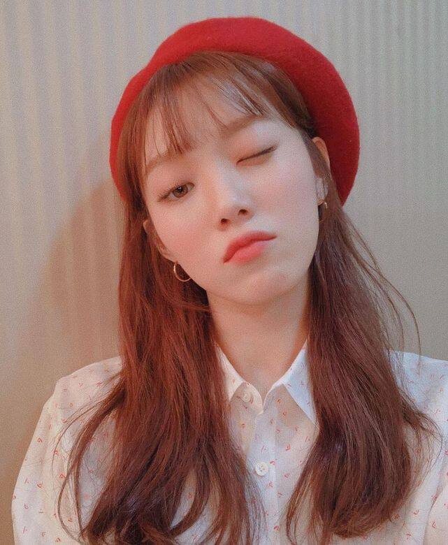紅色畫家帽+粉紅色系彩妝:李聖經韓國女神李聖經私服風格百百變,有時 紅色畫家帽+粉紅色系彩妝:李聖經韓國女神李聖經私服風格百百變,有時