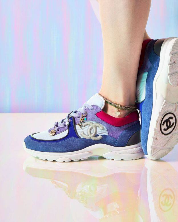 Chanel穿上有Chanel Logo 的波鞋總能讓路人眼睛為之一亮,甚至忍不住轉過去多看 Chanel穿上有Chanel Logo 的波鞋總能讓路人眼睛為之一亮,甚至忍不住轉過去多看
