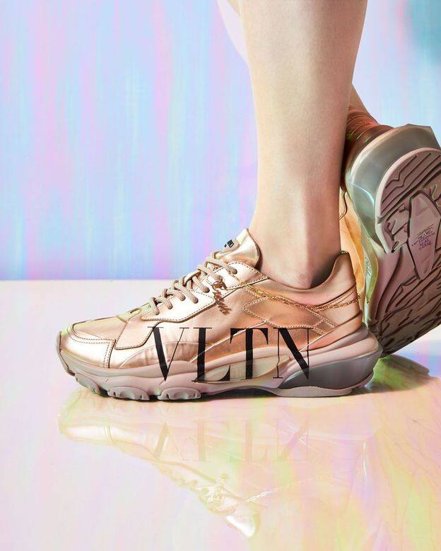 Valentino BounceValentino推出的玫瑰金波鞋香簡直是俘虜少女們的心!Bounce以高級的小牛皮打 Valentino BounceValentino推出的玫瑰金波鞋香簡直是俘虜少女們的心!Bounce以高級的小牛皮打