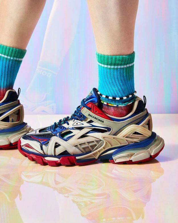 Balenciaga Track 2Balenciaga的Triple S在2017年在時尚界帶起了Dad shoes的風潮,令許多品牌都爭相 Balenciaga Track 2Balenciaga的Triple S在2017年在時尚界帶起了Dad shoes的風潮,令許多品牌都爭相