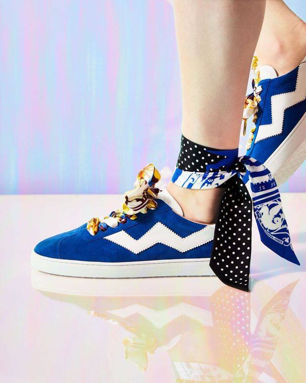 Stuart Weitzman Daryl以過膝美腿長靴和高踭鞋出名的Stuart Weitzman ,其實也有推出波鞋款式!重 Stuart Weitzman Daryl以過膝美腿長靴和高踭鞋出名的Stuart Weitzman ,其實也有推出波鞋款式!重