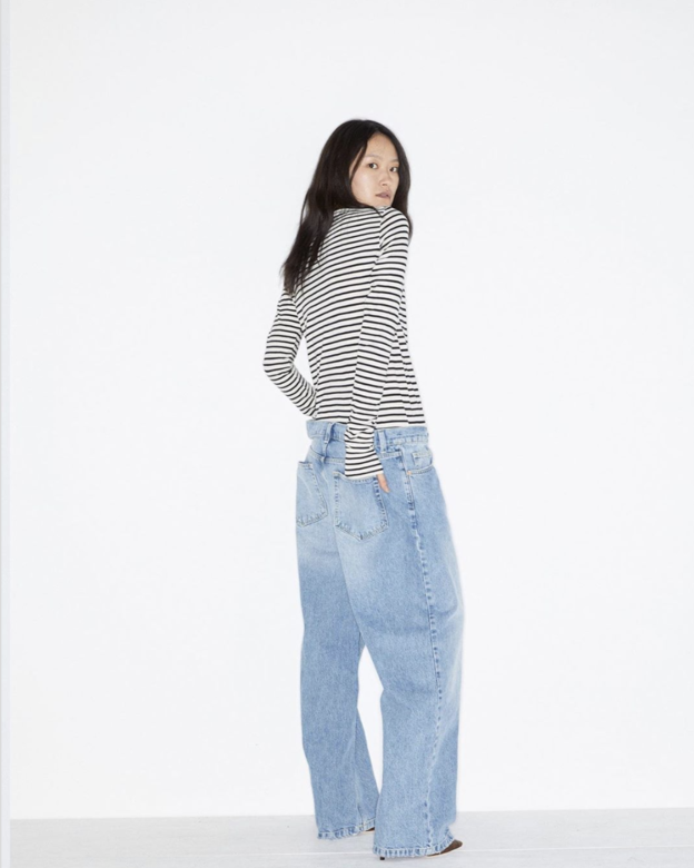 Raey只有在 MatchesFashion 才買得到的牛仔褲品牌 Raey,牛仔寬褲的特殊收腰設計不僅可 Raey只有在 MatchesFashion 才買得到的牛仔褲品牌 Raey,牛仔寬褲的特殊收腰設計不僅可