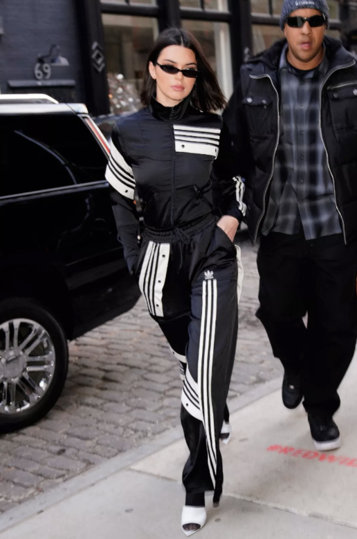 這種運動褲條紋越闊顯瘦功力越強!像Kendall這套Adidas 套裝,條紋能為暗沉顏色 這種運動褲條紋越闊顯瘦功力越強!像Kendall這套Adidas 套裝,條紋能為暗沉顏色