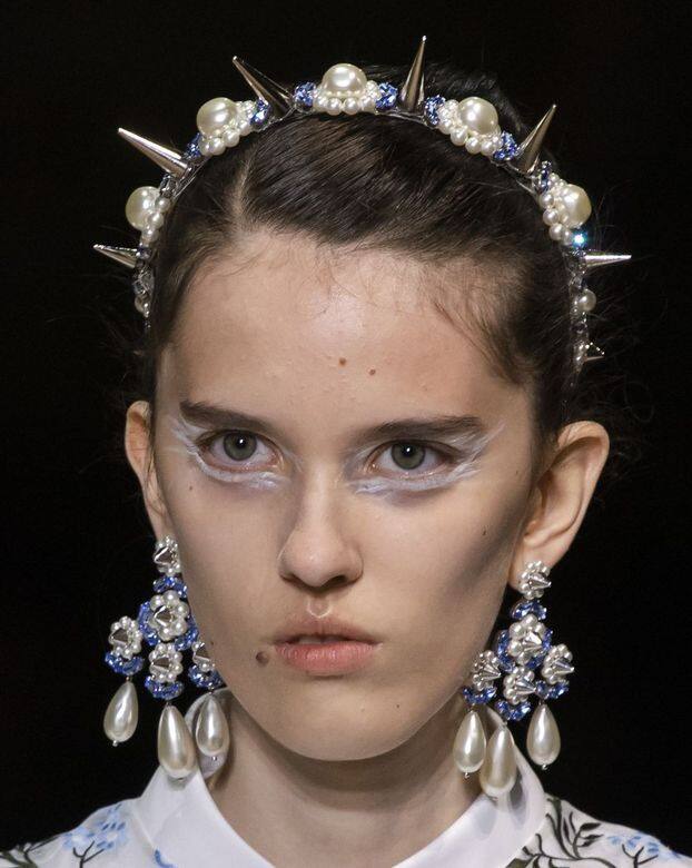 浪漫氣式怎可少了Simone Rocha的飾物，今季貫設以往的設計風格，珍珠和閃石散
