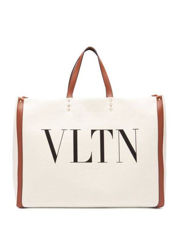 Logo手袋近年掀起一陣熱潮,這款Valentino帆布tote bag,袋身印有品牌名稱,袋邊以皮 Logo手袋近年掀起一陣熱潮,這款Valentino帆布tote bag,袋身印有品牌名稱,袋邊以皮
