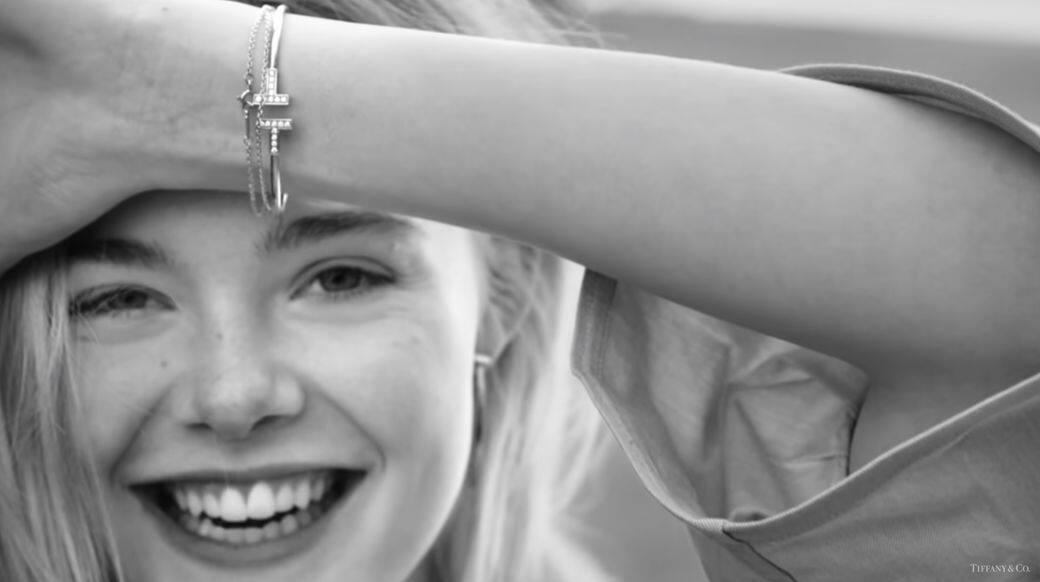 出演過《黑魔女》的美國女演員Elle Fanning 曾為Tiffany &Co.拍攝數條宣傳片,是品牌的熟 出演過《黑魔女》的美國女演員Elle Fanning 曾為Tiffany &Co.拍攝數條宣傳片,是品牌的熟