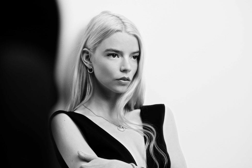 Anya Taylor-Joy演繹的是Tiffany T系列。宣傳照的她性感大膽,身穿低胸連身褲,佩戴系 Anya Taylor-Joy演繹的是Tiffany T系列。宣傳照的她性感大膽,身穿低胸連身褲,佩戴系