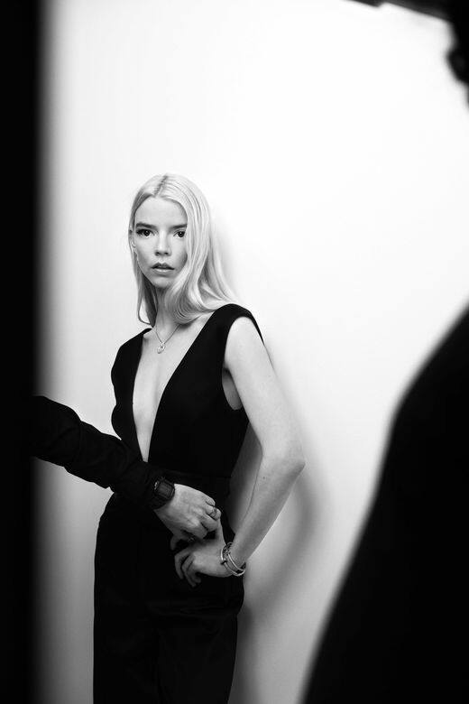 Anya Taylor-Joy演繹的是Tiffany T系列。宣傳照的她性感大膽,身穿低胸連身褲,佩戴系 Anya Taylor-Joy演繹的是Tiffany T系列。宣傳照的她性感大膽,身穿低胸連身褲,佩戴系