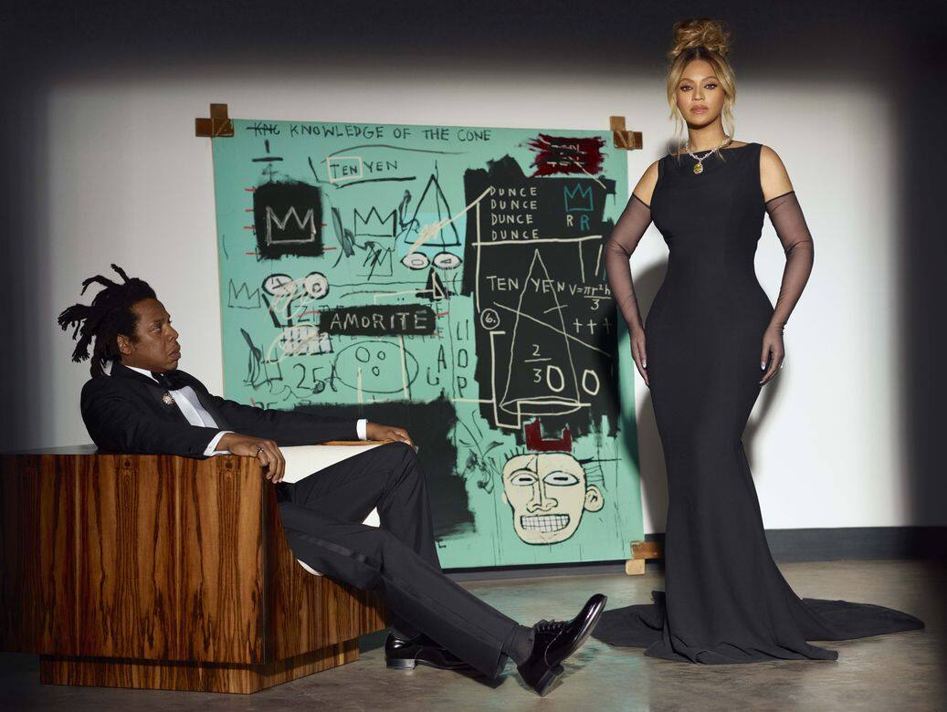 在宣傳照中,Jean- Michel Basquiat的1982年畫作《Equals Pi》出現其中,此作品首次亮相,不但代表 在宣傳照中,Jean- Michel Basquiat的1982年畫作《Equals Pi》出現其中,此作品首次亮相,不但代表