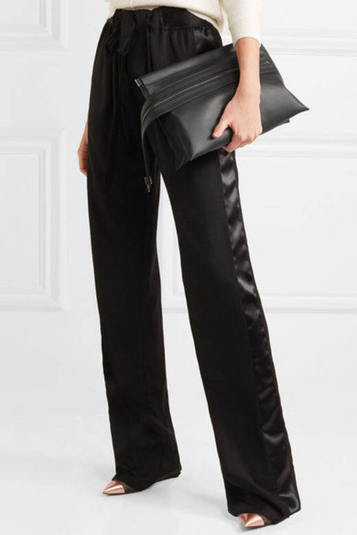 Tom Ford黑色皮革clutch $14,550 available at net-a-porter.com Tom Ford黑色皮革clutch $14,550 available at net-a-porter.com