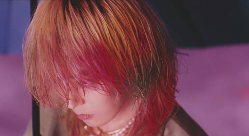 G-Dragon一頭金色狼尾長髮，再挑染了桃紅、黃色等搶眼色調，帶點厭世和頹廢