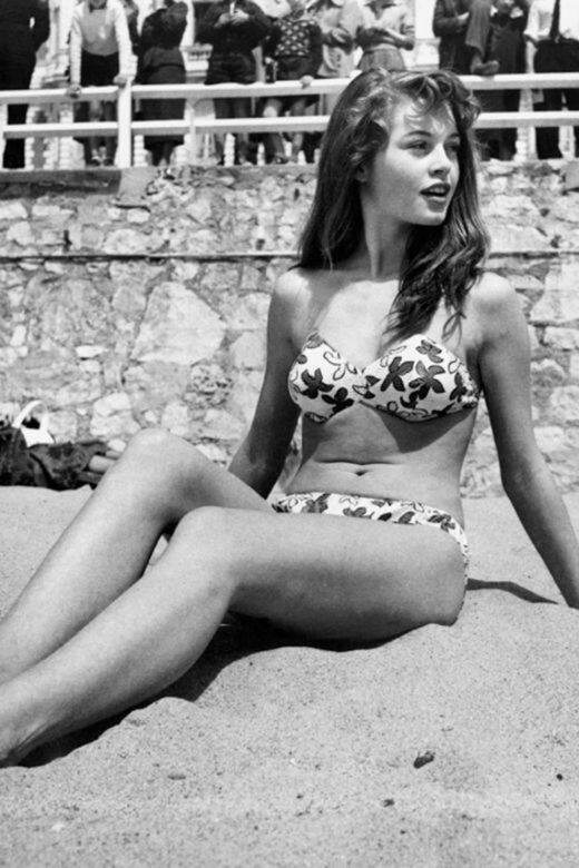 1957年，Brigitte Bardot於康城影展期間，在南法國海灘上以比堅尼亮相，呼應她當時主