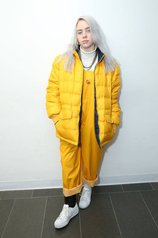 回顧她的衣著品味,Billie多數挑選寬鬆剪裁、顏色鮮豔的衣服,突出她青春活 回顧她的衣著品味,Billie多數挑選寬鬆剪裁、顏色鮮豔的衣服,突出她青春活