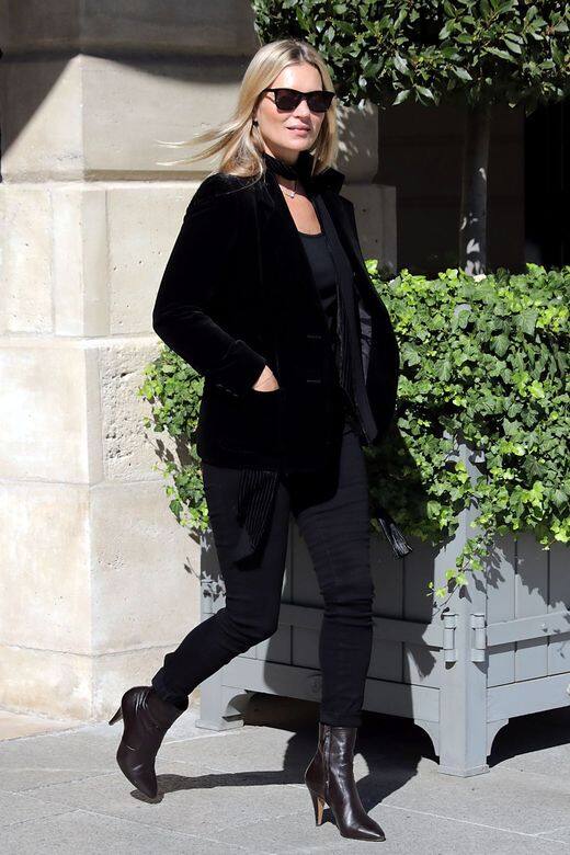 天鵝絨外套＋貼身牛仔褲＋尖頭短靴 代表人物：Kate Moss