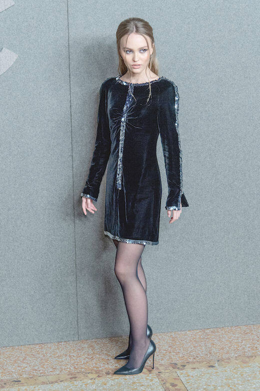 天鵝絨珠片連身裙＋絲襪＋尖頭高跟鞋 代表人物：Lily Rose Depp
