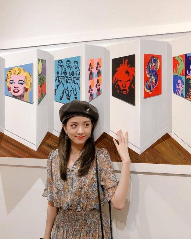 如果說Lisa收藏最多的是牛仔褲,那麼富有氣質的Jisoo,最常戴的便是帽子,不 如果說Lisa收藏最多的是牛仔褲,那麼富有氣質的Jisoo,最常戴的便是帽子,不