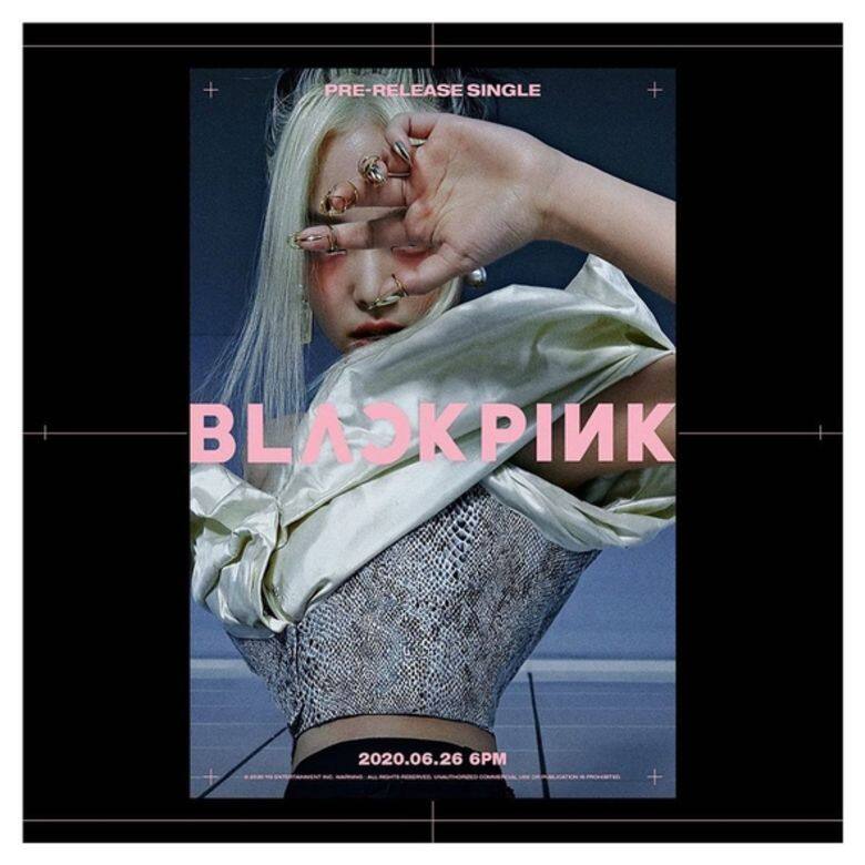 Jennie以一頭觸角染的金髮,身穿韓國設計師品牌Y/PROJECT緹花短上衣,手上的金 Jennie以一頭觸角染的金髮,身穿韓國設計師品牌Y/PROJECT緹花短上衣,手上的金