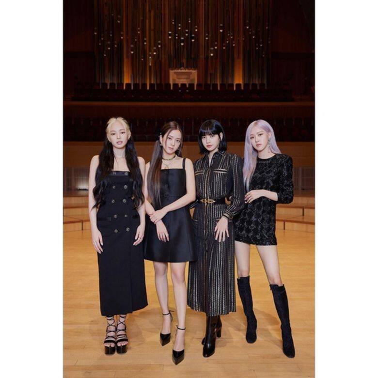 在這張宣傳照中,Blackpink四位成員的造型都各具風格!Jennie身上的是Chanel早秋系列 在這張宣傳照中,Blackpink四位成員的造型都各具風格!Jennie身上的是Chanel早秋系列