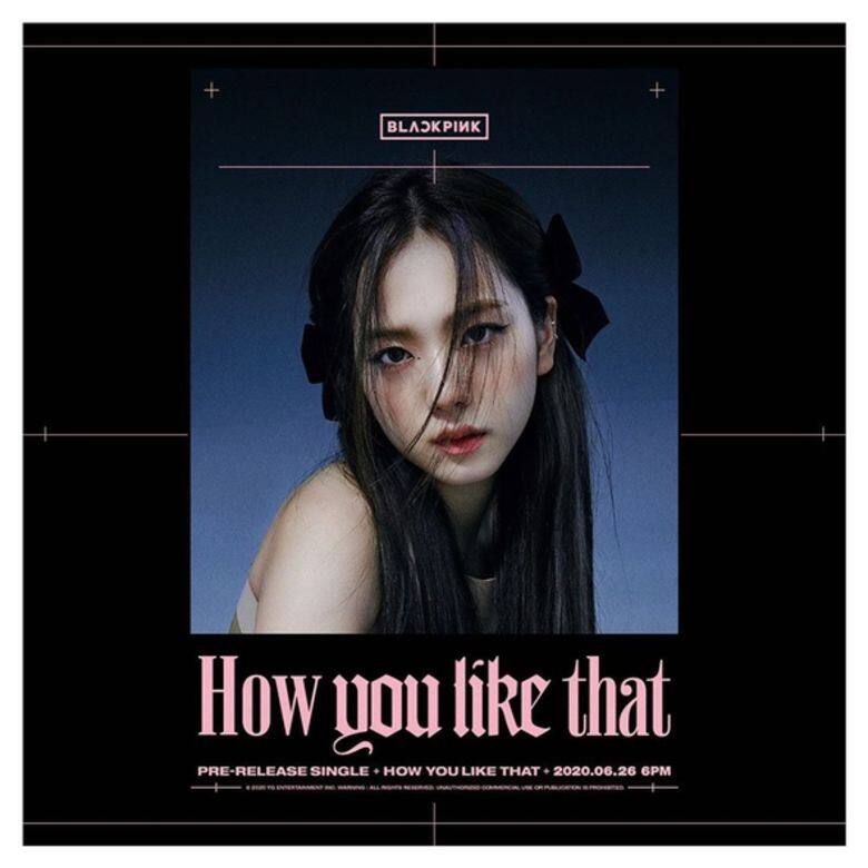 Jisoo無論私下還是工作,最近都常以蝴蝶結造型亮相,這回以中分搭配黑色 Jisoo無論私下還是工作,最近都常以蝴蝶結造型亮相,這回以中分搭配黑色
