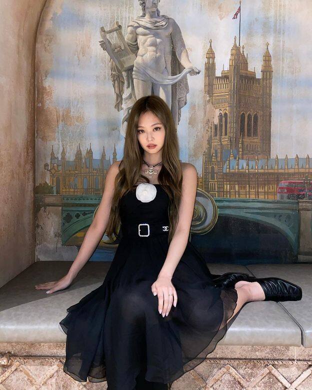 而Jennie偏愛品牌的黑白配色服飾,塑造經典時尚的多個造型。 而Jennie偏愛品牌的黑白配色服飾,塑造經典時尚的多個造型。