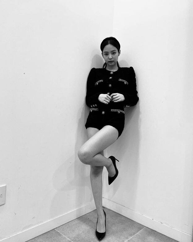 不難發現,Chanel的短版修身服裝頗適合Jennie的身型,把身高只有1.63米的她看 不難發現,Chanel的短版修身服裝頗適合Jennie的身型,把身高只有1.63米的她看