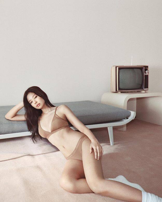 品牌最新釋出Jennie的形象照中，身穿裸色內衣的她，好身材表露無遺。Photo：https://www