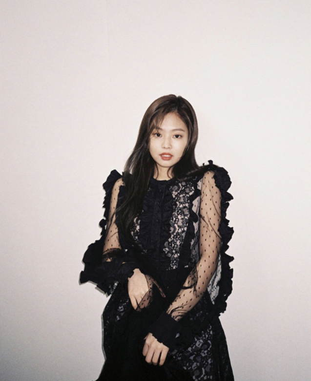 Jennie曾說過「私底下只穿黑色的衣服」,從她的Instagram照片裡也能看到不少全黑穿 Jennie曾說過「私底下只穿黑色的衣服」,從她的Instagram照片裡也能看到不少全黑穿