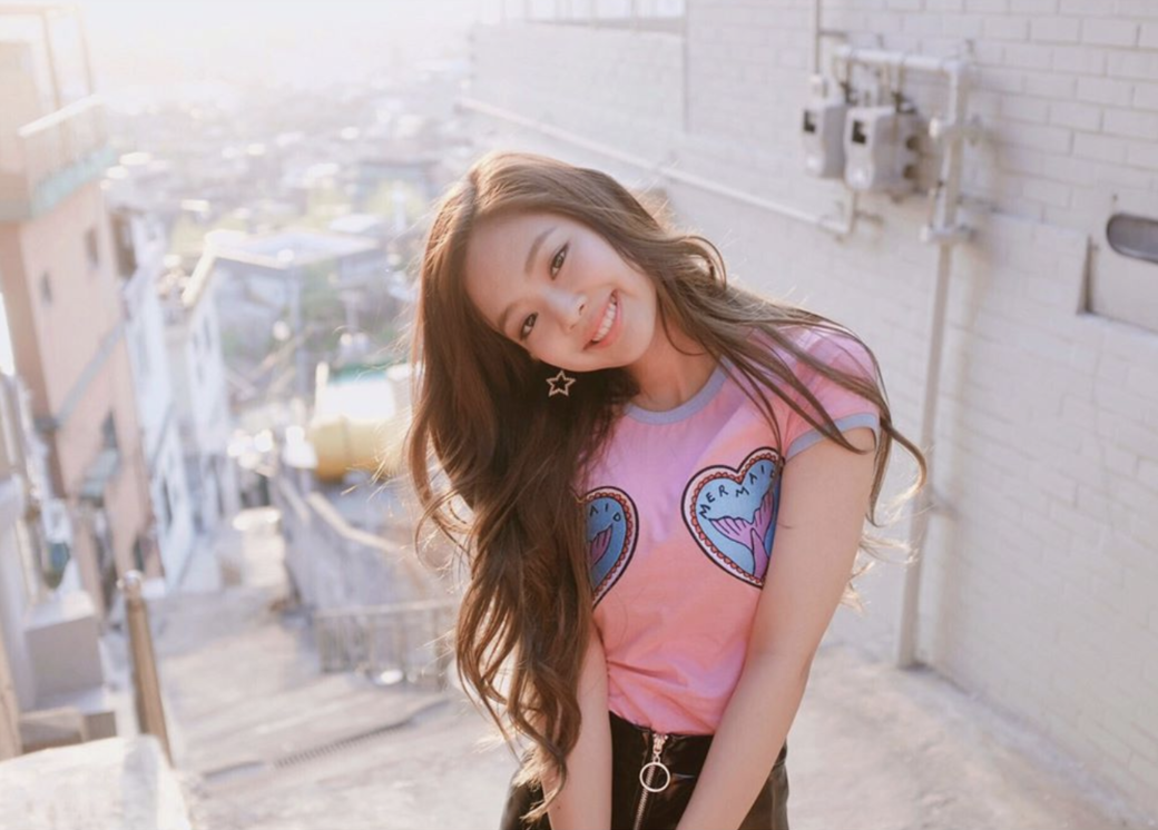 Blackpink Jennie穿搭:休閒少女打扮Jennie偶爾也會作繽紛的少女打扮,粉紅色的圖案T Blackpink Jennie穿搭:休閒少女打扮Jennie偶爾也會作繽紛的少女打扮,粉紅色的圖案T