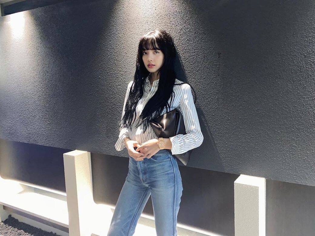 Lisa有着高挑身型和模特兒衣架子,冬天時穿上豹紋毛毛外套已經充滿時 Lisa有着高挑身型和模特兒衣架子,冬天時穿上豹紋毛毛外套已經充滿時