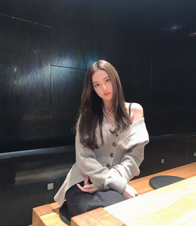 Jisoo 喜愛清純甜美造型,這件桃紅上衣的衣䄂別出心栽,有兩隻大蝴蝶點綴 Jisoo 喜愛清純甜美造型,這件桃紅上衣的衣䄂別出心栽,有兩隻大蝴蝶點綴