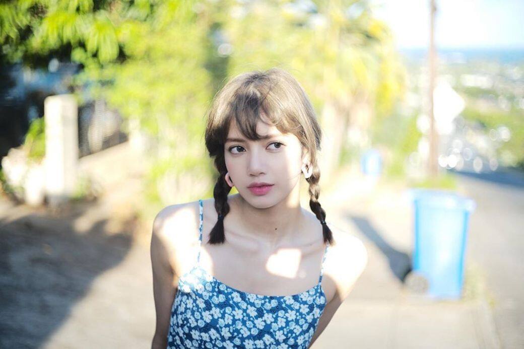 假日度假風的藍色碎花吊帶背心也非常涼快而吸睛,Lisa綁起孖辮,立即減 假日度假風的藍色碎花吊帶背心也非常涼快而吸睛,Lisa綁起孖辮,立即減